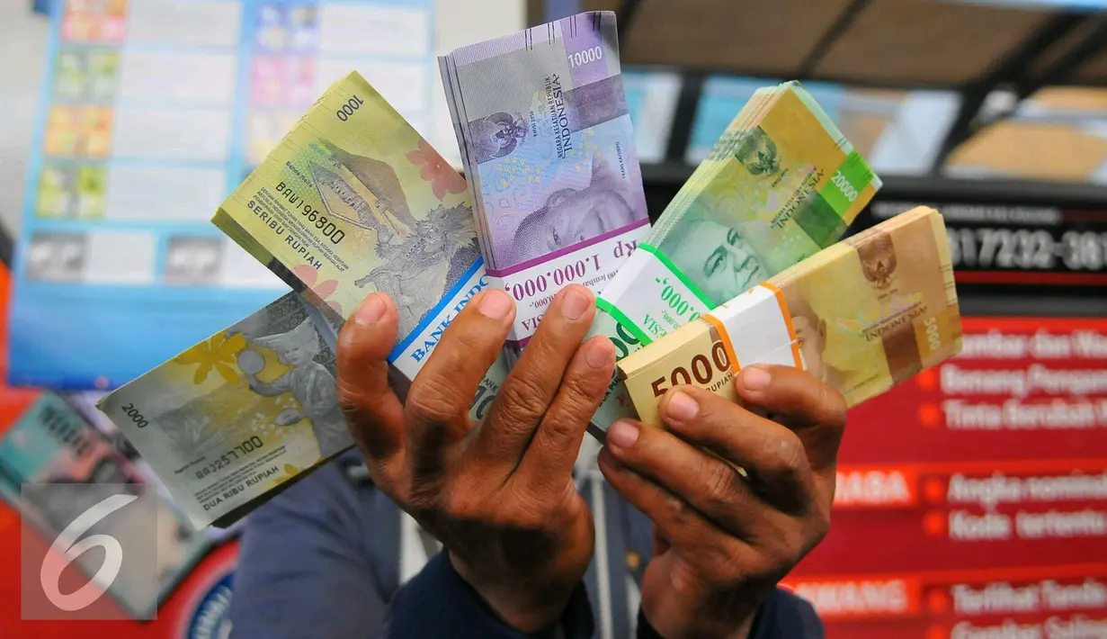 Beberapa pecahan uang baru yang sudah dikeluarkan oleh Bank Indonesia yang dapat ditukarkan di Blok M, Jakarta, Senin (19/12). Sedangkan uang rupiah logam terdiri atas pecahan Rp 1.000, Rp 500, Rp 200, dan Rp 100. (Liputan6.com/Angga Yuniar)