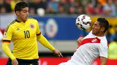 Gelandang Peru, Joel Sanchez (kanan) mengontrol bola dari kejaran James Rodriguez di pertandingan Copa Amerika 2015 di Stadion Municipal Bicentenario, Chili, (22/6/ 2015). Peru bermain imbang 0-0 atas Kolombia. (REUTERS/Carlos Garcia Rawlins)