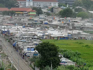 Suasana pemukiman padat Kampung Bandan, Jakarta, Senin (30/5). Pemprov DKI Jakarta berencana menata permukiman padat penduduk di kawasan Kampung Bandan dengan membangun Rusunawa.(Liputan6.com/Gempur M Surya)