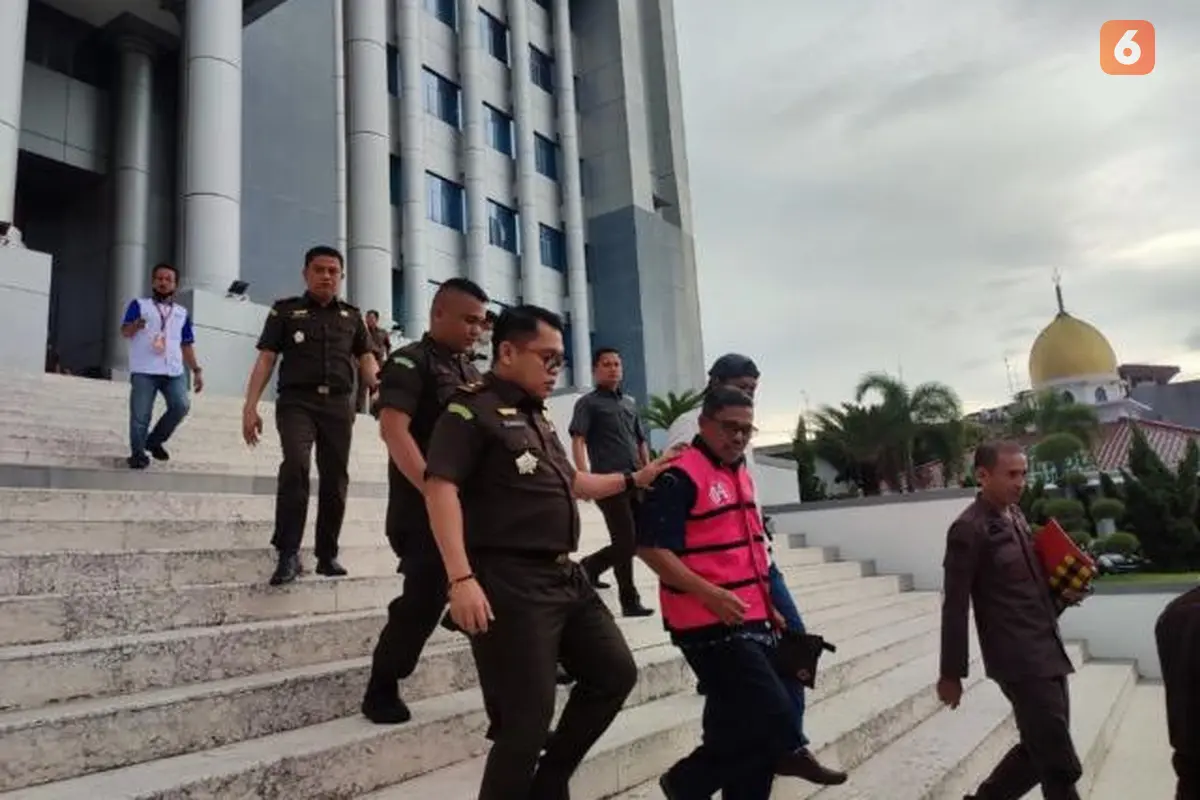Eks Kepala BPKAD Kabupaten Takalar jadi tersangka korupsi tambang pasir laut (Liputan6.com/Eka Hakim)