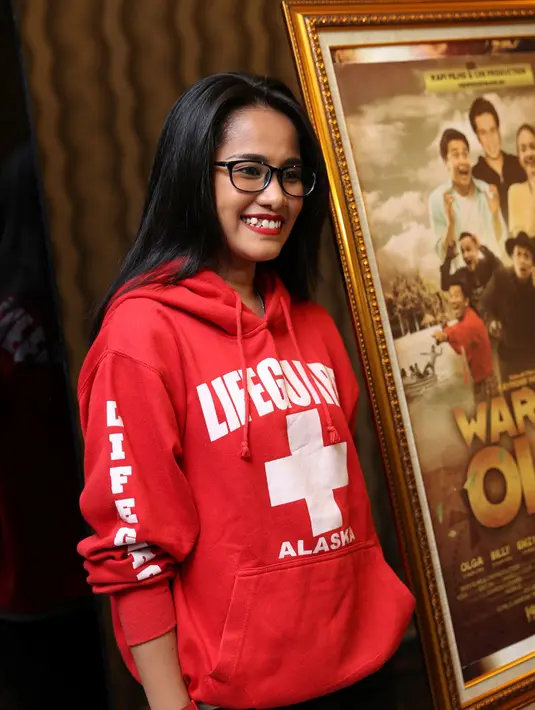 Chika dan Olga sempat terlibat dalam satu adegan. Wajar jika Chika merindukan sosok almarhum di lokasi syuting. (Andy Masela/Bintang.com)