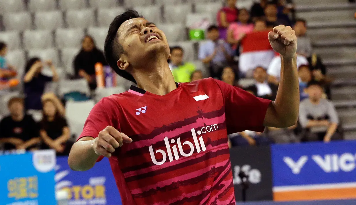 Tunggal putra Indonesia, Anthony Sinisuka Ginting merayakan kemenangan usai mengalahkan rekan senegaranya Jonatan Christie pada final Korea Terbuka 2017, Minggu (17/9). Anthony keluar sebagai juara dengan skor 21-13, 19-21, 22-20. (AP/Ahn Young-joon)