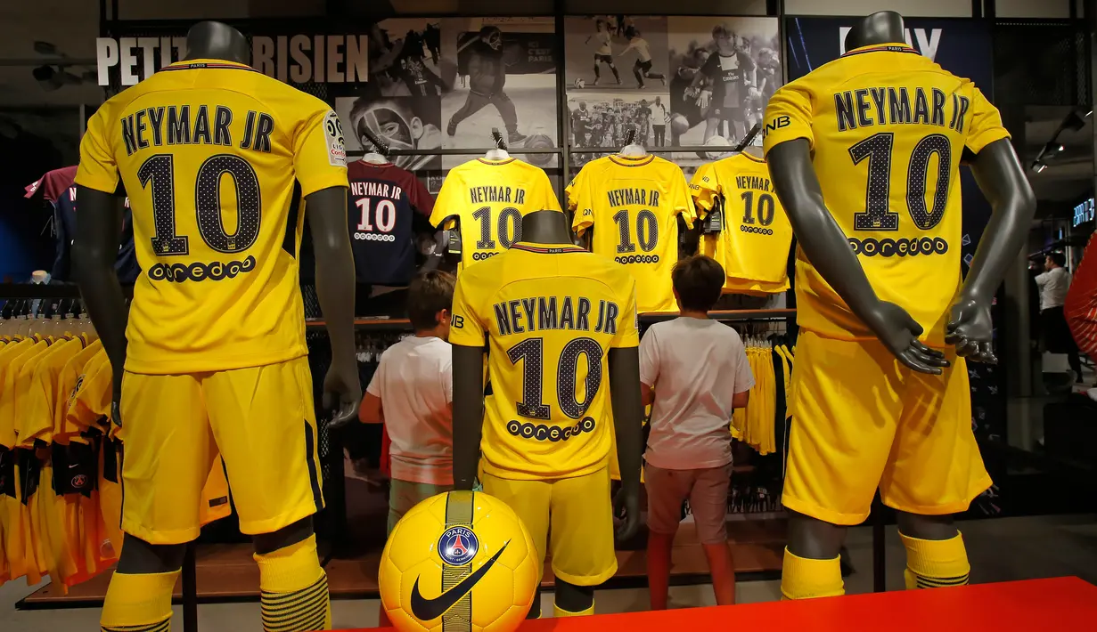 Jersey PSG penyerang asal Brasil, Neymar Jr dijual di toko Paris Saint Germain di Paris (4/8). Setelah diumumkan PSG, toko-toko merchandise mulai menjual jersey eks pemain Barcelona tersebut. (AP Photo/Michel Euler)