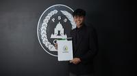 Hokky Caraka resmi memperpanjang kontraknya bersama PSS Sleman hingga satu tahun ke depan. (dok. PSS Sleman)