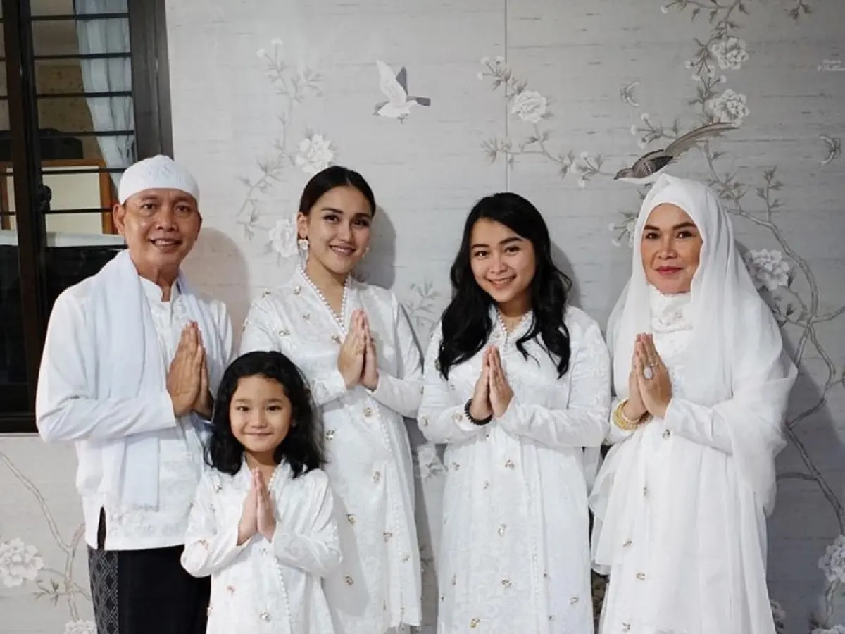 Ayu Ting Ting Tampil Serba Putih Rayakan Iduladha Bersama Keluarga - Lifestyle Liputan6.com