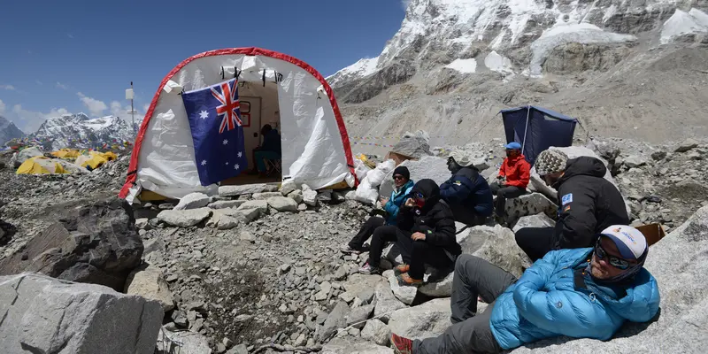 Mengecek Kesehatan Pendaki di Klinik Tenda Everest Base Camp