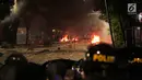 Massa melakukan pembakaran saat mencoba melawan petugas kepolisian di kawasan Tanah Abang, Jakarta, Rabu (22/5/2019). Massa pengunjuk rasa berada di kawasan dekat Blok A Tanah Abang tersebut setelah terus dipukul mundur oleh aparat dari kawasan gedung Baw