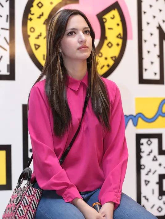 Menginjakkan kaki ke Eropa memang bukan pertama kali bagi Nia beserta anak-anaknya. Putri pertamanya, Mikhayla Zalindra Bakrie sudah beberapa kali ikut bersamanya. (Adrian Putra/Bintang.com)