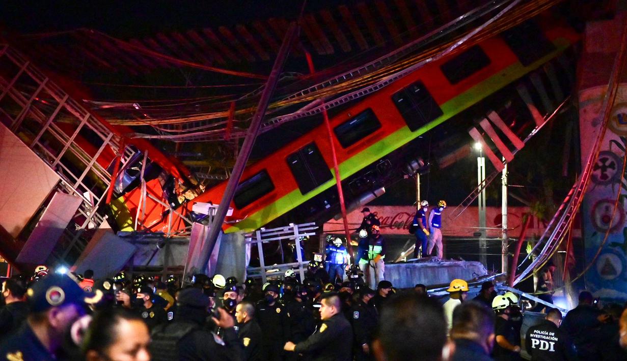 Petugas penyelamat berkumpul di lokasi kecelakaan setelah jembatan layang untuk kereta metro ambruk di Mexico City, Senin (3/5/2021). Setidaknya 13 orang tewas dan puluhan lainnya luka-luka akibat kecelakaan kereta metro di ibu kota Meksiko tersebut. (Pedro PARDO/AFP)