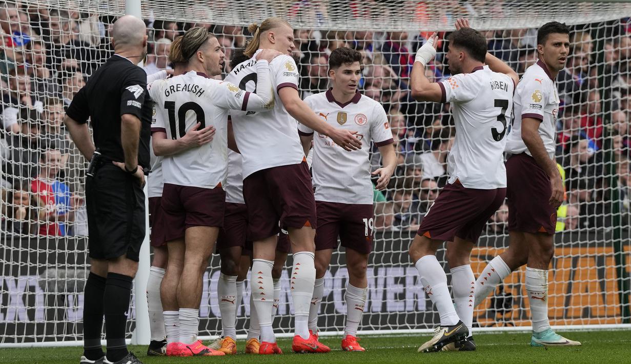 Selebrasi para pemain Manchester City merayakan gol ketiga ke gawang Crystal Palace yang dicetak Erling Haaland (tengah) pada laga pekan ke-32 Premier League 2023/2024 di Selhurst Park stadium, London, Sabtu (6/4/2024). (AP Photo/Frank Augstein)