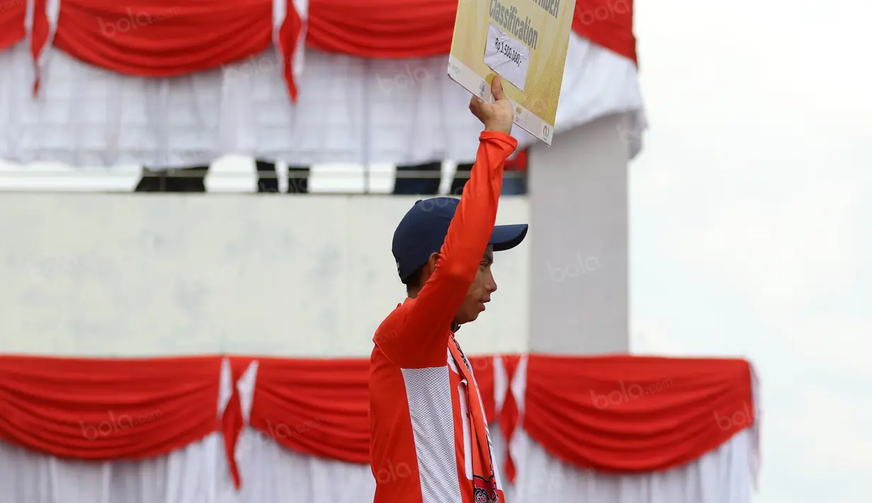 Dengan latar nuansa HUT RI ke-71 Dady Suryadi pebalap Indonesia meraih penghargaan pada kategory pebalap Indonesia tercepat pada Tour de Singkarak 2016 di Sumatera Barat, (12/8/2016). (Bola.com/Nicklas Hanoatubun)