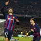 Marcos Alonso berselebrasi setelah mencetak gol pembuka Barcelona dalam pertandingan playoff babak 16 besar Liga Europa melawan Manchester United di&nbsp;Stadion Spotify Camp Nou, Jumat (17/2/2023) dini hari WIB. Barcelona ditahan MU 2-2.&nbsp;(AP Photo / Joan Monfort)