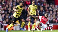 rsenal, Bukayo Saka berebut bola dengan pemain Watford, Danny Rose pada pertandingan lanjutan Liga Inggris di Stadion Emirates, London, Minggu (17/11/2021). Kemenangan ini membuat Arsenal naik ke posisi kelima dengan 20 poin. (John Walton/PA via AP)