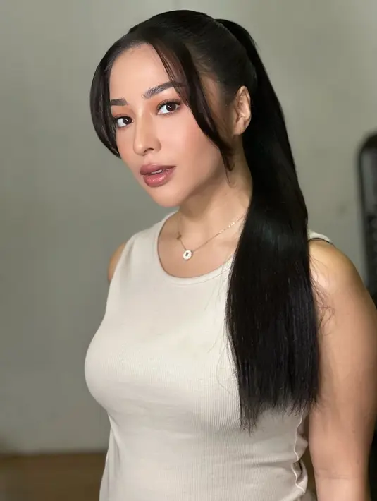 Tampilan makeup-nya langsung mencuri perhatian lantaran berhasil menciptakan kesan pregnancy glow atau aura bumil yang lebih bersinar dibanding biasanya. [@danybarca22].