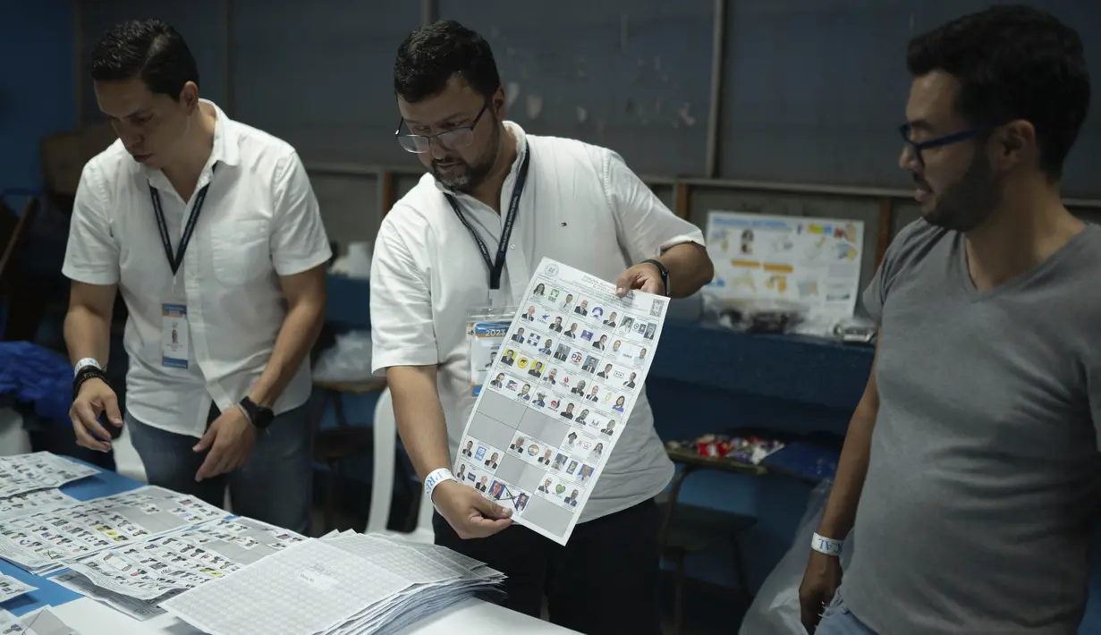 Para petugas pemilu secara perlahan menghitung surat suara di seluruh Guatemala pada hari Minggu malam. (AP Photo/Moises Castillo)