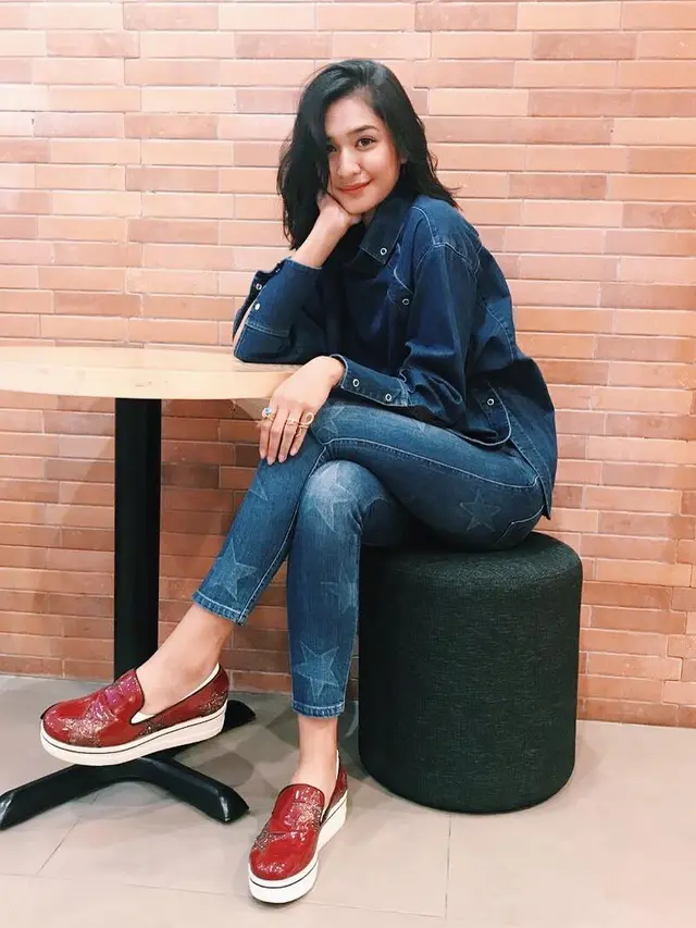 [Bintang] Selain Prilly Latuconsina, 5 Gaya Seleb Ini Kece Buat Ke Kampus