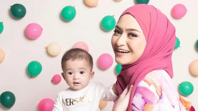 6 Gaya Pemotretan Nathalie Holscher Bareng Baby Adzam, Kompak Pakai Busana Mewah