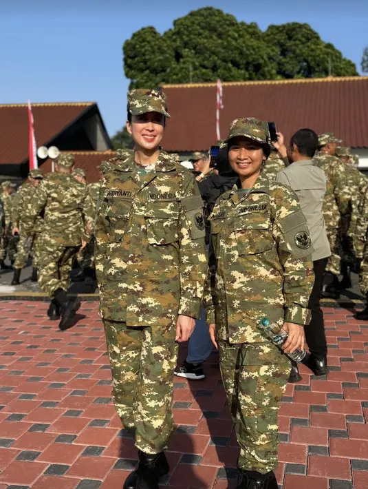 <p>Widi Wardhana dan Ni Luh tampak kompak dengan busana militer lengkap. Bahkan sepatu boots juga terlihat menjadi alas kaki yang dikenakannya. [Foto: Instagram/ Widi Wardhana]</p>
