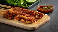 ilustrasi sate ayam/Image by jcomp on Freepik