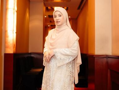 Dalam film tersebut, Natasha Rizky adu akting dengan sahabatnya, Citra Kirana. Tak hanya di dunia nyata saja, Natasha Rizky dan Citra Kirana berperan sebagai sepasang sahabat yang saling dukung di sinetron tersebut. Lantaran merupakan film comeback-nya setelah empat tahun, Natasha Rizky ungkap merasa grogi ketika syuting dan ada beberapa adegan yang diulang berkali-kali. (Liputan6.com/IG/@natasharizkynew)