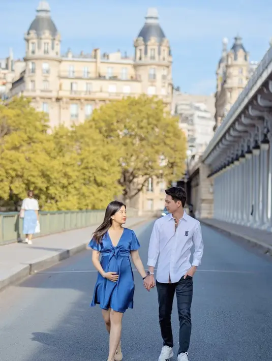 Dengan midi dress, ia hadir begitu memesona. Elegansi nyata terlihat dari material gaya fashion yang memikat. [Foto: Instagram/ @Valencia Tanoesoedibjo]