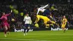 Pemain Tottenham Hotspur Lucas Moura (27) mencetak gol ke gawang Crystal Palace pada pertandingan sepak bola Liga Inggris di White Hart Lane, London, Inggris, Minggu (26/12/2021). Tottenham Hotspur menang 3-0. (AP Photo/Alastair Grant)
