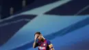 Striker Barcelona, Lionel Messi, memegang kepalanya usai ditaklukkan Bayern Munchen pada laga perempat final Liga Champions di Estadio da Luz, Sabtu (15/8/2020). Barcelona takluk 2-8 dari Bayern Munchen. (AP/Manu Fernandez/Pool)