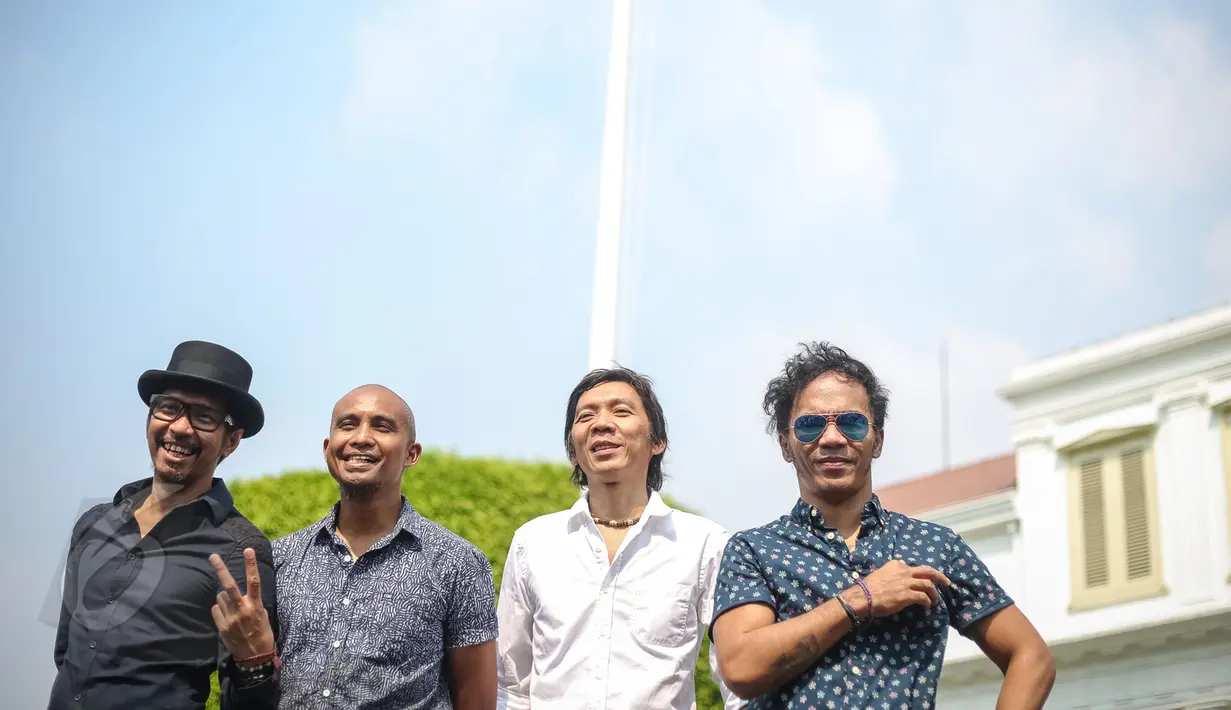 Slank berpose di kawasan Istana Kepresidenan, Jakarta, Rabu (3/6/2015). Kedatangan Slank karena mendapat undangan oleh Presiden Joko Widodo untuk makan siang bersama. (Liputan6.com/Faizal Fanani)