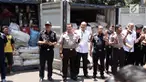 Polri dan Bea Cukai gagalkan penyelundupan 50 ribu botol miras ilegal dalam 5 kontainer yang ditutupi sampah plastic.