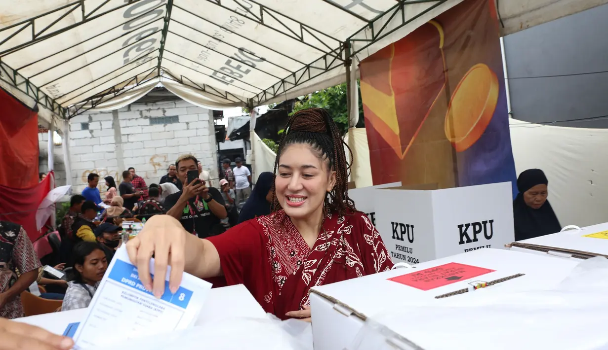 Sementara rambutnya ditata bergaya ponytail box braids, yang membuat penampilannya kian seru dan meriah. [Foto: KLY/Budy Santoso]