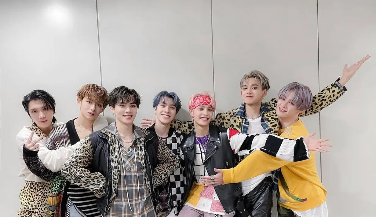Personel WayV yang merayakan tiga tahun debut (dok.Instagram/@wayvofficial/https://www.instagram.com/p/CMRpHr5BFDZ/Komarudin)