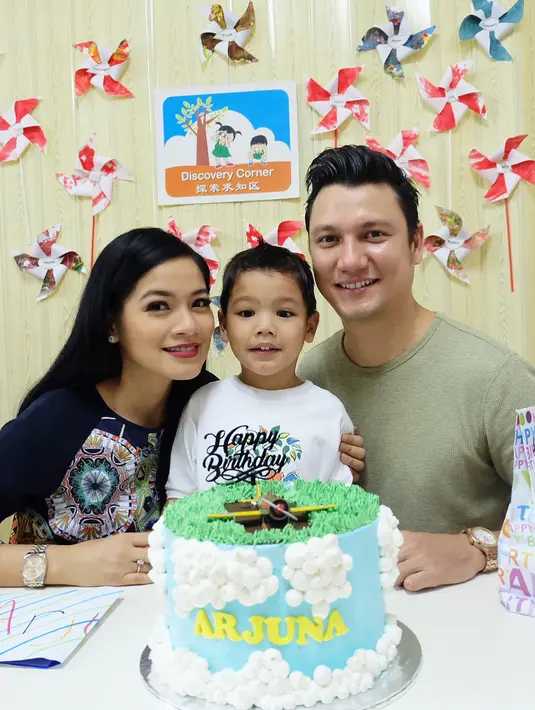 Kebahagiaan sepertinya juga dirasakan oleh anak pertama mereka, Arjuna Zayan Sugiono. Anak laki-laki tampan ini baru saja berulang tahun yang ke-4 pada pertengahan bulan November lalu. (Instagram/titi_kamal)