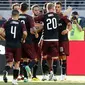 Pemain AC Milan merayakan gol yang dicetak oleh Andre Silva (kanan) selama pertandingan International Champions Cup melawan Barcelona di Levi's Stadium di Santa Clara, California (4/8). Milan menang tipis 1-0 atas Barcelona. (AFP Photo/Lachlan Cunningham)