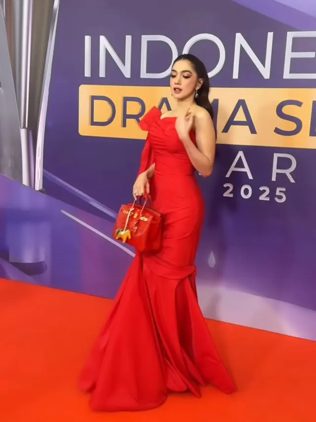 Artis dengan Tampilan Glamor saat Hadir di Acara Penghargaan Drama.