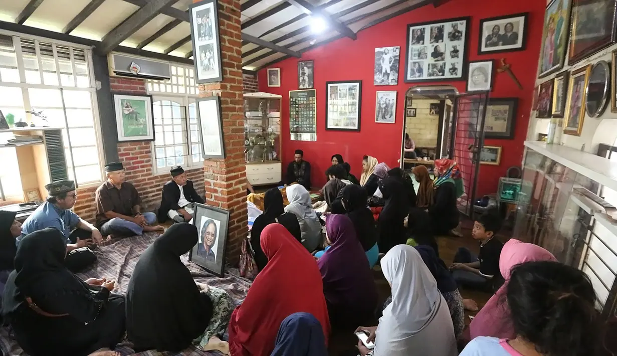 Yon Koeswoyo, cokalis grup legendaris Koes Plus yang lahir pada 27 September 1940 ini telah meninggal dunia pada Jumat, 5 Januari 2018.  (Bambang E.Ros/Bintang.com)