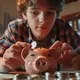 Mengajarkan anak tentang uang seringkali dianggap sebagai hal yang bisa ditunda hingga mereka remaja. Padahal, kebiasaan finansial justru mulai terbentuk sejak usia sangat dini, bahkan sebelum anak benar-benar memahami konsep uang itu sendiri. (foto/dok: freepik)
