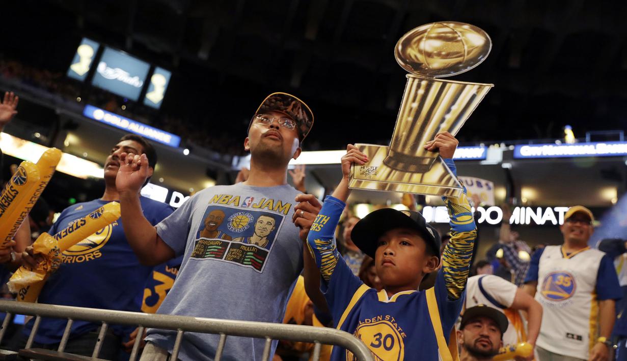Fans Warriors saat menyaksikan laga FInal NBA Warriors melawan Cleveland Cavaliers lewat televisi di Oracle Arena, Oakland, California, (9/6/2017).  (AP/Marcio Jose Sanchez)