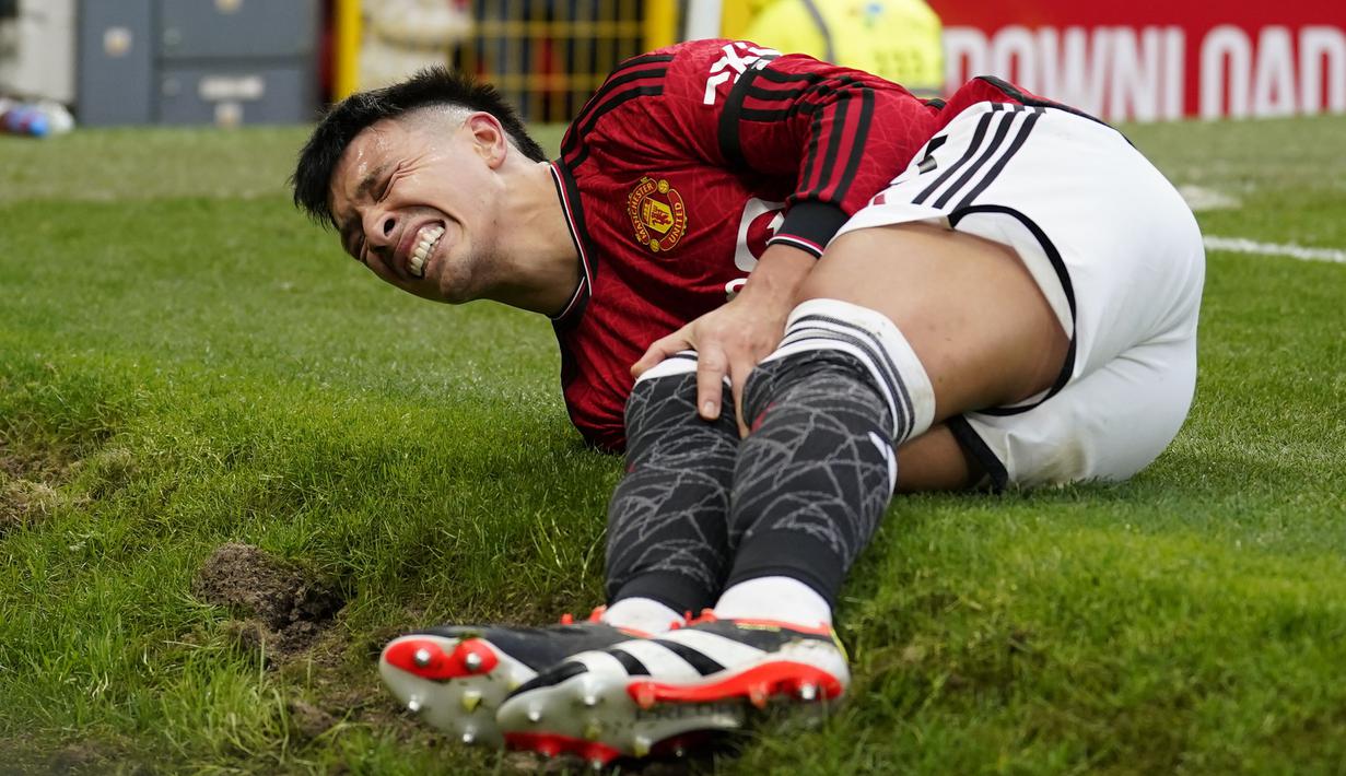 Pemain Manchester United, Lisandro Martinez mengeram kesakitan saat laga lanjutan Liga Inggris 2023/2024 antara Manchester United melawan West Ham United di Old Trafford, Manchester, Inggris, Minggu (04/02/2024). (AP Photo/Dave Thompson)