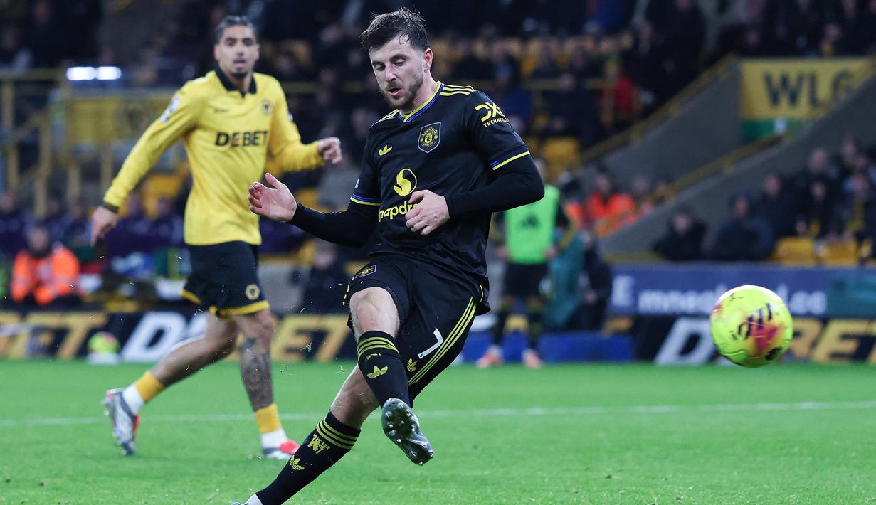 Pemain Manchester United, Mason Mount, mencetak gol ke gawang Wolverhampton Wanderers pada laga Liga Inggris di Stadion Molineux, Selasa (9/12/2025). (AFP/Darren Staples)