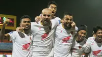 PSM Makassar berhasil memastikan gelar juara BRI Liga 1 2022/2023 setelah mengalahkan tuan rumah Madura United 3-1 dalam laga pekan ke-32 di Stadion Gelora Madura Ratu Pamelingan, Pamekasan, Jawa Timur, Jumat (31/3/2023) malam WIB. Dengan tambahan tiga poin, PSM total mengoleksi 72 poin hasil dari 32 laga dan dudah tidak mungkin lagi terkejar oleh dua pesaing terdekat, Persib Bandung dan Persija Jakarta. Tiga gol PSM ke gawang Madura United dihasilkan dari brace Wiljan Pluim (5' dan 10') dan Kenzo Nambu (48'), sementara gol tuan rumah dicetak oleh Hugo "Jaja" Gomez pada menit ke-51. Gelar ini sekaligus mengakhiri puasa gelar PSM selama 23 tahun di Liga Indonesia. (Bola.com/Wahyu Pratama)