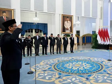 Presiden Republik Indonesia, Prabowo Subianto (kedua kanan) memimpin upacara pelantikan empat menteri baru dan satu wakil menteri pada Kabinet Merah Putih di Istana Negara, Jakarta, pada Senin 8 September 2025. (Foto: Biro Pers Istana Kepresidenan)