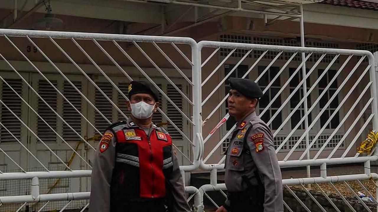 FOTO: Upaya Polisi Mengungkap Misteri Kematian Ibu dan Anak yang Mayatnya Ditemukan Tinggal Kerangka di Depok