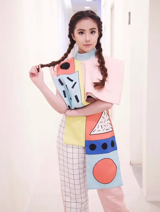 Sering disebut seperti cewek Korea, memang cocok untuk Chelsea. Selain soal model busananya, Chelsea makin mirip artis Korea lantaran rambutnya dikepang dua. (Instagram/agatha_chelsea)