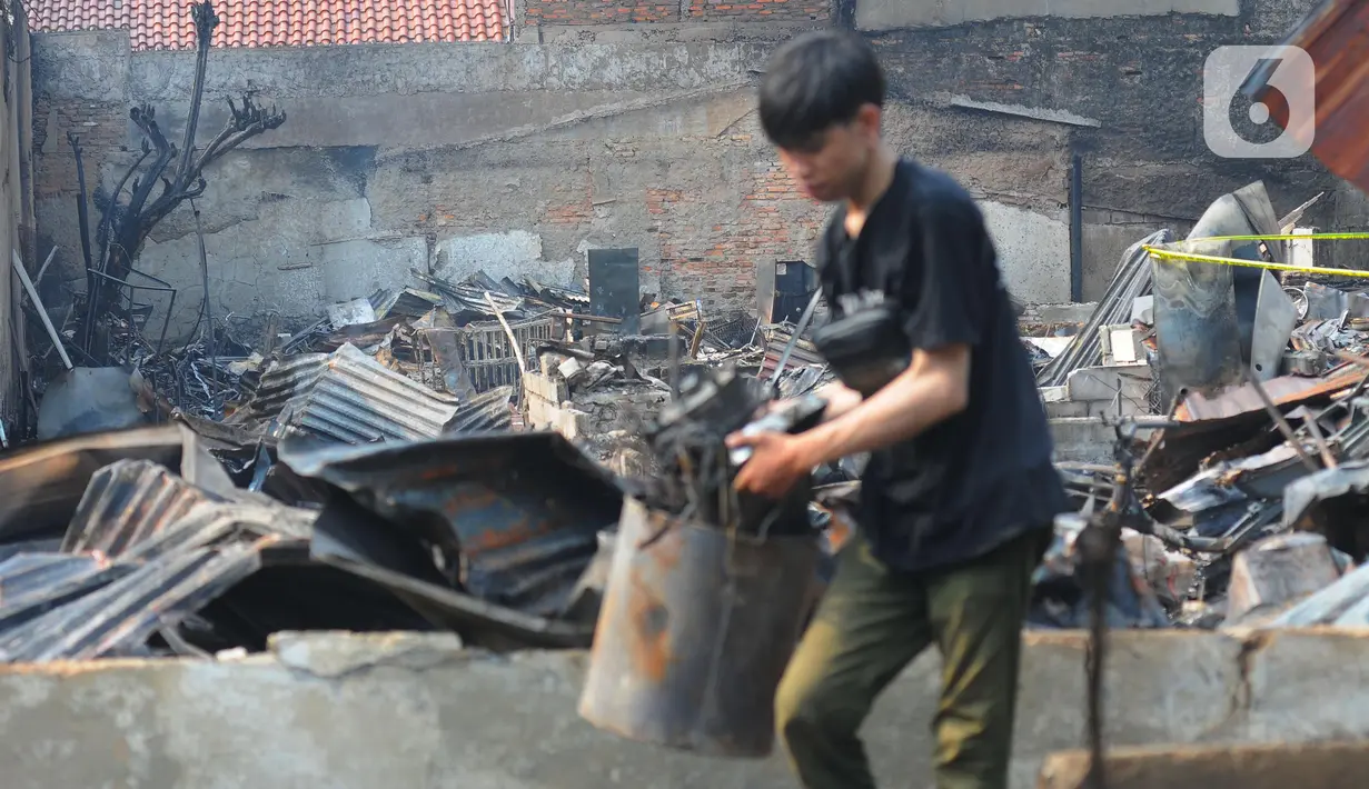 Warga mencari barang yang tersisa setelah terjadinya kebakaran bangunan semi permanan yang terjadi di Jalan Lingkar Duren Sawit, RT 01 RW 04, Jakarta Timur, Selasa (30/5/2023). (merdeka.com/Imam Buhori)