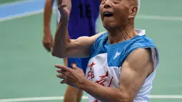 Li Chunfu (92) bermain bola basket di Jinan, Provinsi Shandong, China, Rabu (5/8/2020). Menurut Li, kebugaran membutuhkan konsistensi dan keteraturan. (Xinhua/Wang Kai)