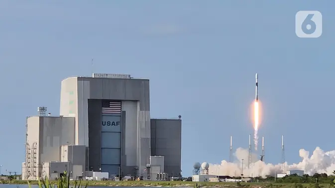 <p>Roket Falcon 9 meluncur ke angkasa membawa satelit Republik Indonesia (SATRIA-1) dari Cape Canaveral Space Launch Complex SLC 40, Florida, AS, Minggu (18/6/2023).(Liputan6.com/Ilyas Istianur Praditya)</p>