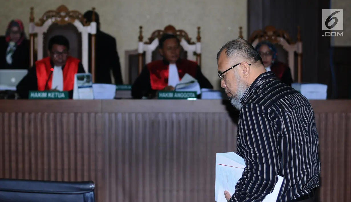  Mantan hakim Mahkamah Konstitusi (MK) Patrialis Akbar saat menjalani sidang tuntutan di Pengadilan Tipikor, Jakarta, Senin (14/8). Patrialis Akbar menjadi terdakwa kasus suap uji materi UU Peternakan dan Kesehatan Hewan. (Liputan6.com/Helmi Fithriansyah)