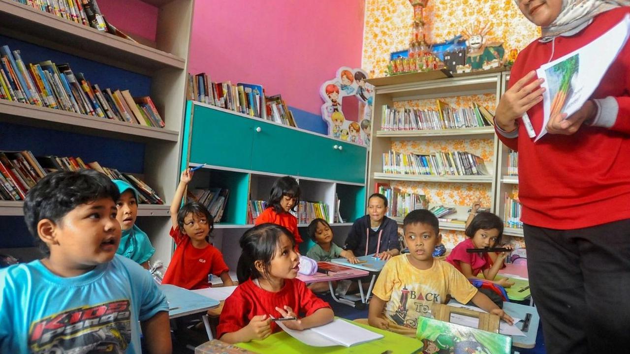 Suasana ceria terlihat di Ruang Publik Terpadu Ramah Anak (RPTRA) Malinjo, Kelurahan Pejaten Barat, Pasar Minggu, Jakarta Selatan, pada Senin (10/9/2024). Puluhan anak-anak PAUD dan SD antusias mengikuti kelas tambahan belajar Bahasa Inggris. Foto: merdek