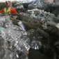 Proses penyortiran sampah botol plastik bekas di RBU Tangsel (Liputan6.com/Harun Mahbub)