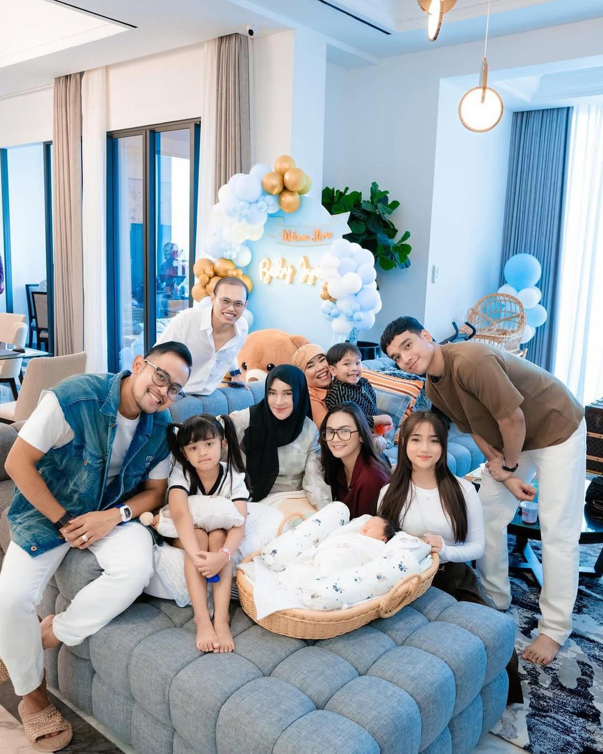 Potret Fuji dan Fadly Faisal Jenguk Baby Jyad, Anak Shandy Purnamasari dan Gilang Juragan99
